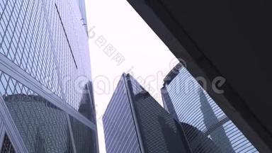 港城玻璃立面商业楼底视图.. 办公楼和摩天大楼的立面和玻璃窗