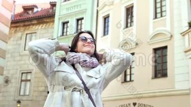中镜头微笑的女人放松和享受度假历史建筑的背景