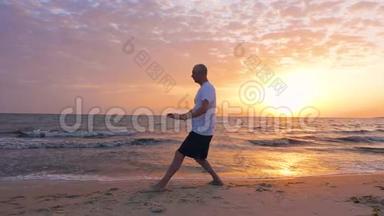 男子练武术太极拳海边和傍晚日落景观