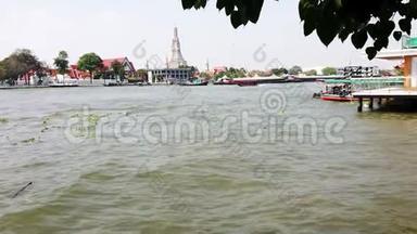 河滨与船和曼谷城市背景4k视频。 用河流放松夏季城市景观