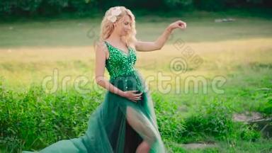 一位金发碧眼的孕妇，一条长长的飘动着的绿色的羽毛，露出光秃秃的腿
