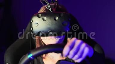 年轻女子使用现代虚拟现实耳机，并在VR俱乐部的<strong>汽</strong>车驾驶模拟器中玩耍。 电子游戏概念