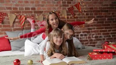 穿着圣诞睡衣的三胞姐妹正在床上玩耍，床上装饰着圣诞礼物、礼物背景