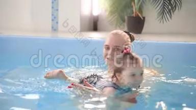 可爱的小宝宝和他<strong>妈妈</strong>在游泳池里上游泳课。 <strong>妈妈</strong>把儿子<strong>抱</strong>在手里，