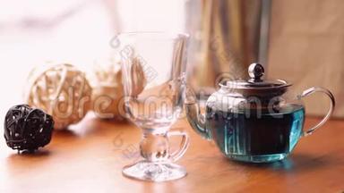 咖啡屋里桌子上的鲜花紫蝶豌豆茶。 一款花蓝色泰国减肥茶.. 健康，排毒