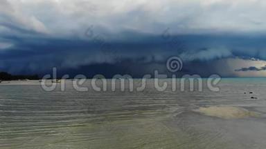 波涛汹涌的海面上乌云密布. 在苏梅岛附近的雨季，厚厚的蓝云漂浮在海面上