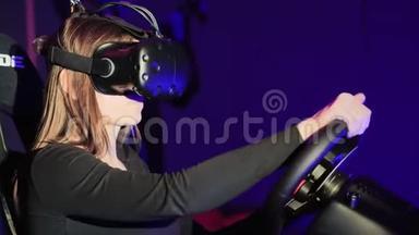 年轻女子在<strong>VR</strong>俱乐部<strong>玩</strong>汽车驾驶模拟器，使用现代虚拟现实耳机。 电子游戏概念
