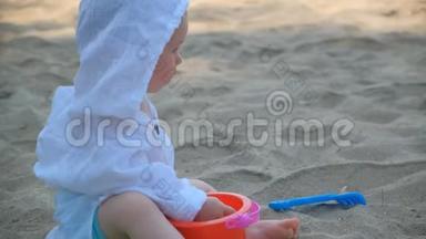 小可爱快乐宝宝玩沙子和沙滩..