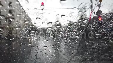 雨滴落在窗户上，俯瞰着一条路，车经过