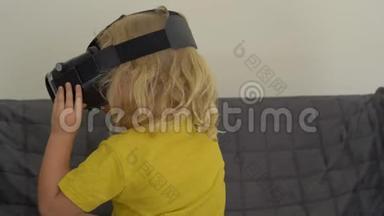 一个小女孩使用虚拟现实耳机的特写镜头。 虚拟现实眼镜。 虚拟现实概念。 儿童和现代技术