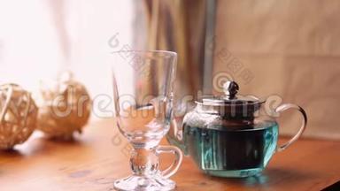 咖啡屋里桌子上的鲜花紫蝶豌豆茶。 一款花蓝色泰国减肥茶.. 健康，排毒