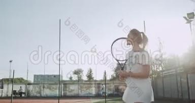 户外网球场，一名职业球员女球员与她的搭档职业装备，阳光明媚的一天。 4k