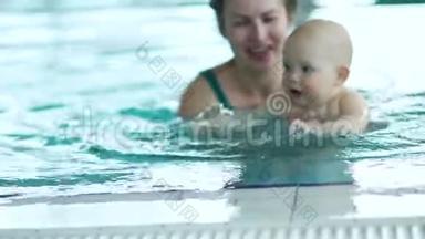 <strong>宝宝</strong>和妈妈正在室内<strong>水</strong>池边的<strong>水</strong>里游泳.. 一年以下婴儿的发育