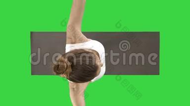 美丽的年轻女子做瑜伽运动，<strong>脚踝</strong>，小腿，大腿，臀部和肩膀，鹰波斯，加鲁达萨纳在上面