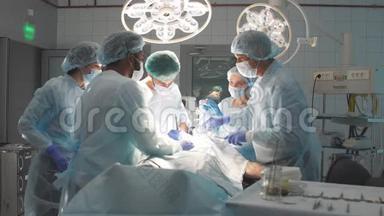 一组执业外科医生和医生观察一位著名外科医生的熟练操作