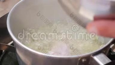 柠檬草和生姜放在一壶开水里。 一步一步煮汤哈盖汤.. 泰国菜。 特写镜头。 4k