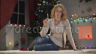圣诞前夜，年轻漂亮的女士在圣诞前写祝词