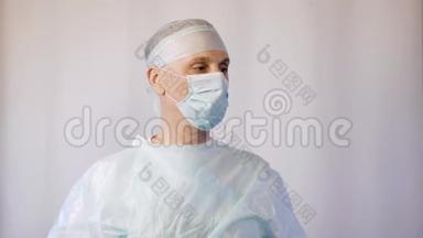一位戴着医用口罩和手套的医生把手放在一管药丸上。 病人<strong>必须</strong>吃药。