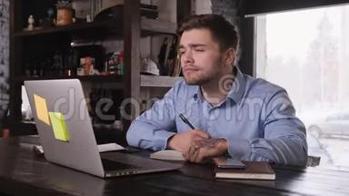 在笔记本电脑上工作的严肃男人。 努力工作，事业阶梯，赚钱。