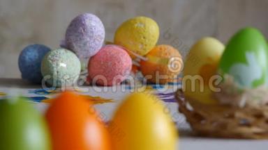 特写镜头。 用复活节彩蛋做成的蜡烛。 背景中的复活节彩蛋蜡烛和彩色复活节彩蛋