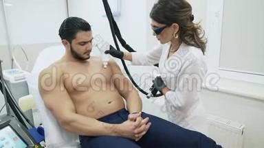 美容师办公室`一位帅哥在他的胸部涂上了一种<strong>特殊</strong>的凝胶，医生用了一种<strong>特殊</strong>的激光