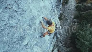 男子攀岩在艰难的运动路线上，攀岩者进行艰难的移动和坠落。