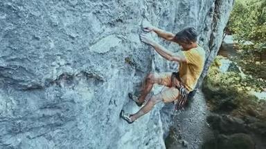 男子攀岩在艰难的运动路线上，攀岩者进行艰难的移动和坠落。