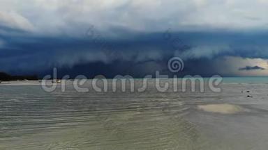 波涛汹涌的海面上乌云密布. 在苏梅岛附近的雨季，厚厚的蓝云漂浮在海面上