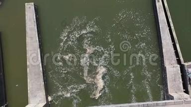 水力发电厂大坝下脏水漩涡高空俯视图