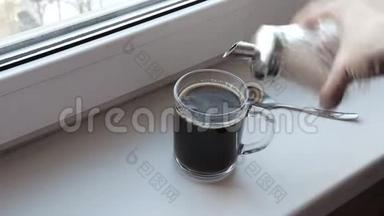 早上，女人在<strong>透明透明</strong>的<strong>透明</strong>玻璃杯里的黑咖啡中加入糖