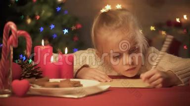 圣诞假期前小女孩写<strong>愿望清单</strong>，等待礼物