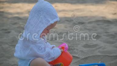 小可爱快乐宝宝玩沙子和沙滩..