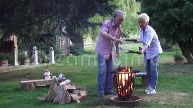 在一个旧的铸铁煎锅里，在篝火上煎的鸡蛋很好吃，由妻子`丈夫提供