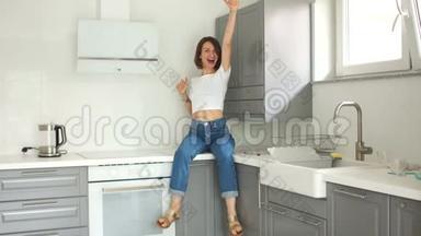 幸福的女人在她的新厨房修理后。 房地产和维修概念