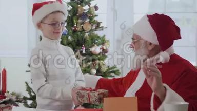 小男孩在看祝福信时`圣诞老人送礼物