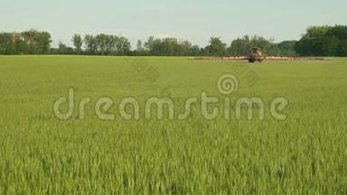 喷洒除草剂的专用拖拉机，用于喷洒杂草、大麦田间、化学喷洒农药或