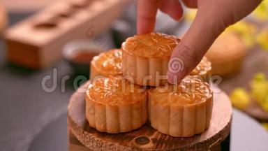 女人拿着漂亮的月饼糕点吃饭，和家人分享庆祝中秋节.. 工会活动概念