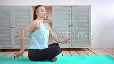 全镜头灵活<strong>年轻女子练习瑜伽练习</strong>坐在体式莲花姿势