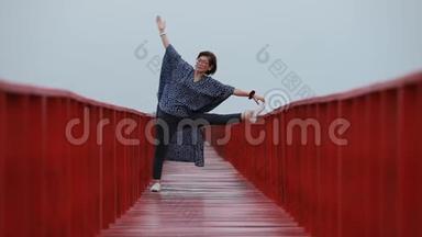 泰国红木桥的亚洲<strong>女人在做瑜伽</strong>