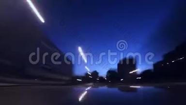 夜间在城市中行驶的汽车在路灯的光线下长期暴露