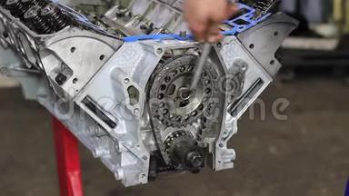 机械手在修理发动机时用<strong>扳手拧紧</strong>螺母
