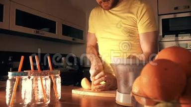 帅哥在家用榨汁机做新鲜橙汁
