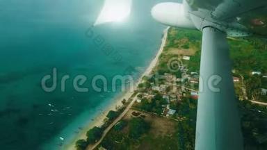 从乘客座位上观看<strong>热带岛屿</strong>，一架私人喷气式飞机飞越云层、海洋和<strong>热带岛屿</strong>。 飞机