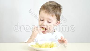 一个喜欢吃白色盘子里的薯片的孩子，坐在白色背景的桌子上。