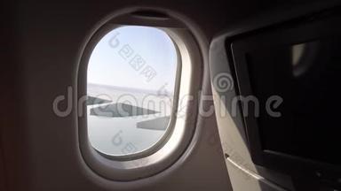 窗中飞机的机翼.. 飞机上有座位的窗户。 飞机的机舱。 旅客航空旅行