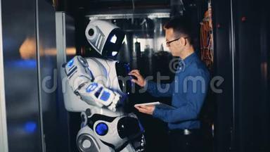 一个人在数据中心控制一个机器人，关闭。