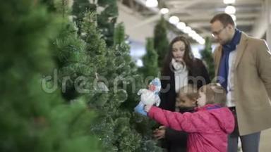 在购物中心买圣诞树。 多利射击