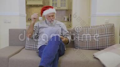 圣诞老人的帽子上戴着`的老人读着圣诞老人的家庭<strong>愿望清单</strong>