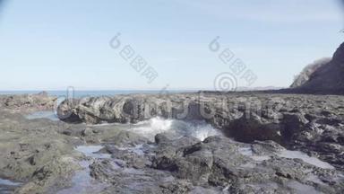 汹涌的海浪撞击岩石海岸的斯洛莫宽镜头