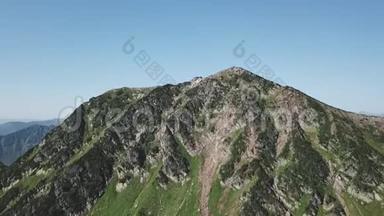 风景秀丽的西德里亚山脉，美丽的贝加尔湖自然风光。无人机飞行。